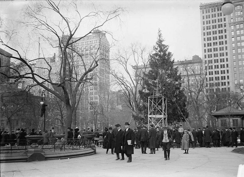 New York first-public-christmas-tree-with-electric-light